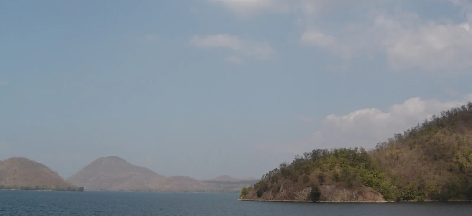Embalse de Srinagarind visto desde los alrededores de la presa