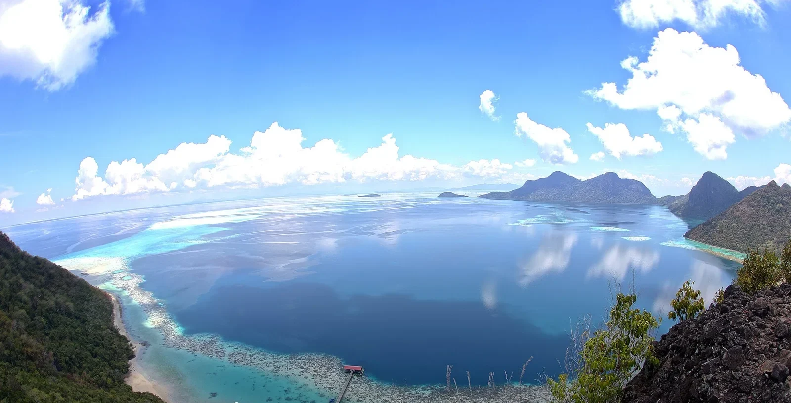Vue sur les eaux du parc Tun Sakaran depuis Bohey Dulang