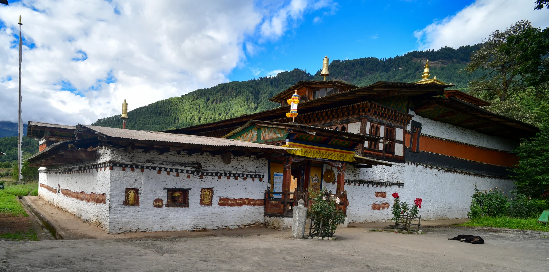 Façade and courtyard of Tamshing Lhakhang