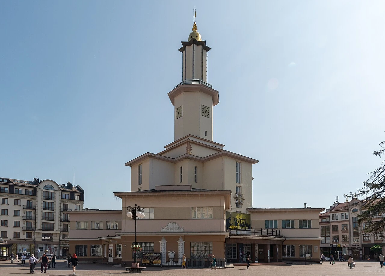 Hôtel de ville d’Ivano-Frankivsk — Photographie patrimoniale : elle ne garantit pas l’état actuel du lieu.