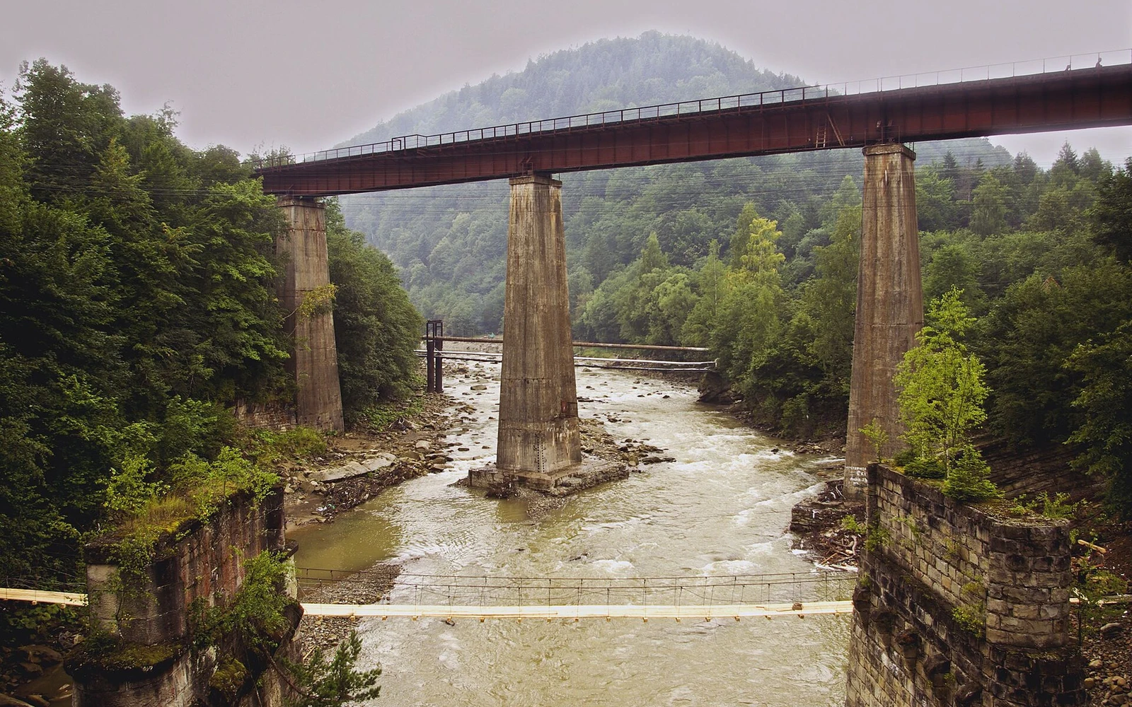 Rives du Prout à Yaremtche — Photographie patrimoniale : elle ne garantit pas l’état actuel du lieu.
