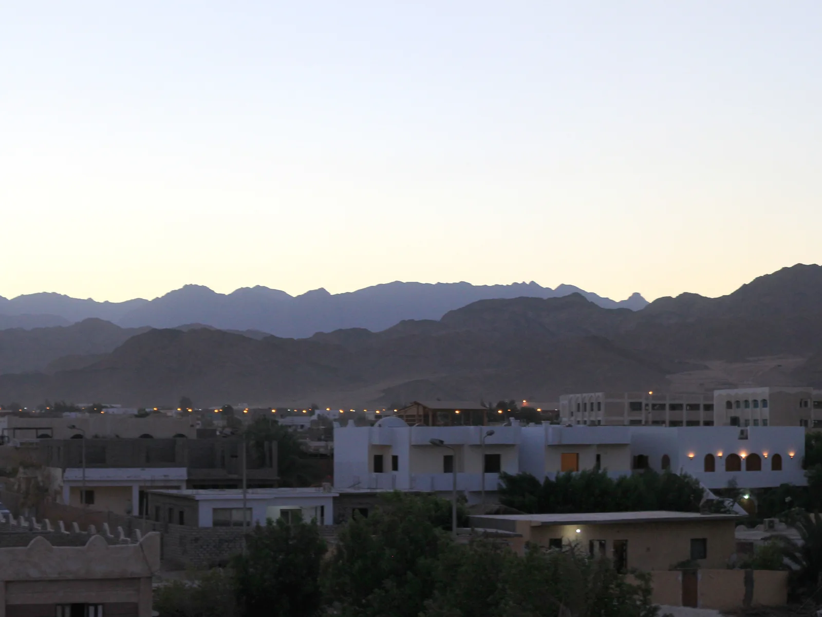 Casas del barrio de Assalah y montañas del Sinaí