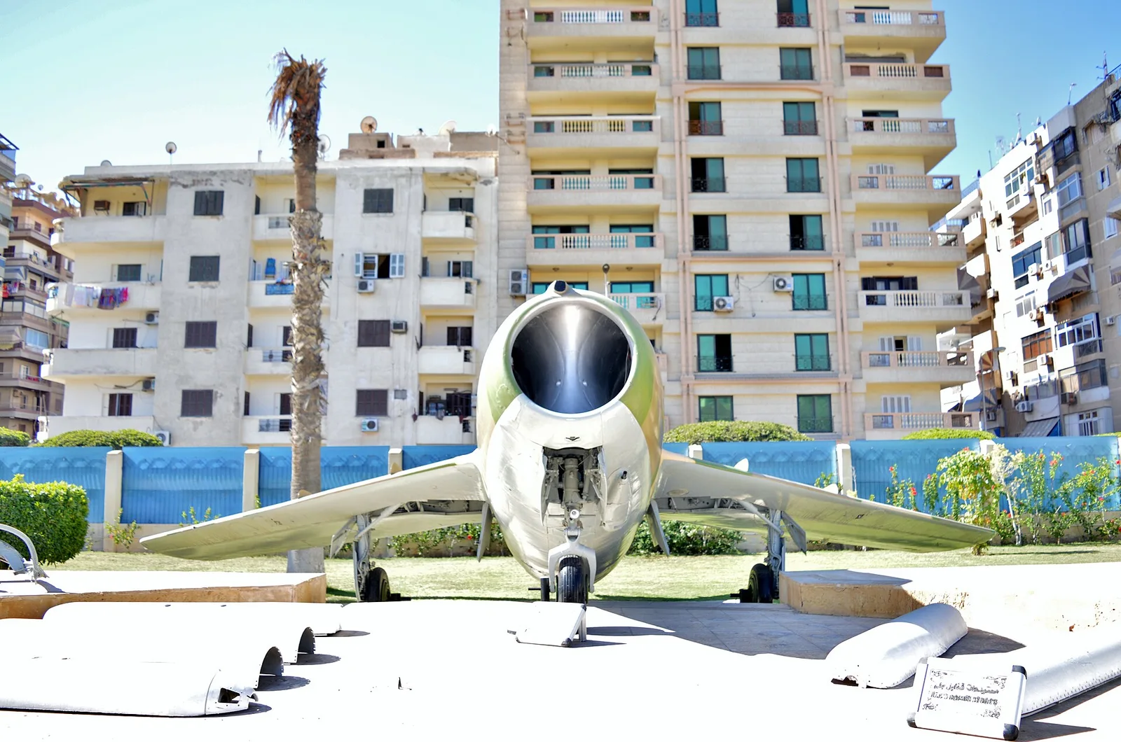 Avion MiG-15 exposé dans le jardin du musée militaire de Port-Saïd