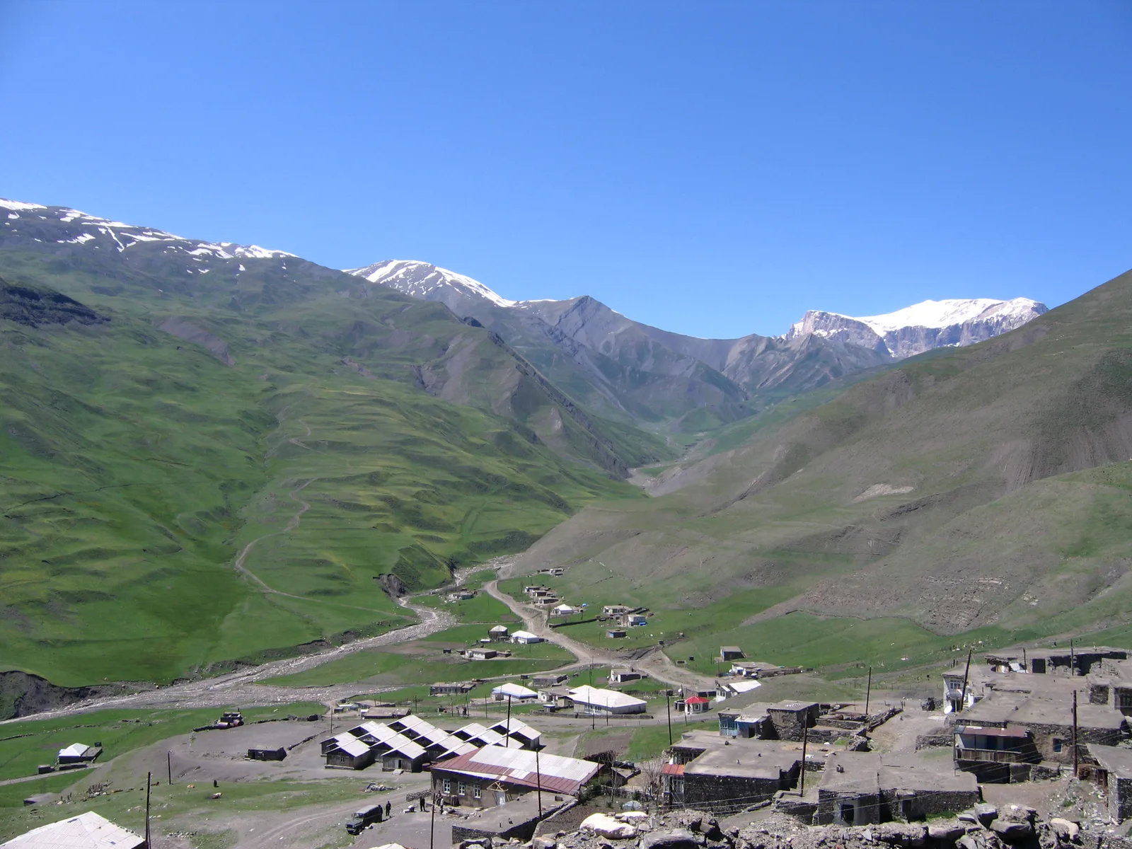 Maisons de Khinalug et vallée de montagne en été
