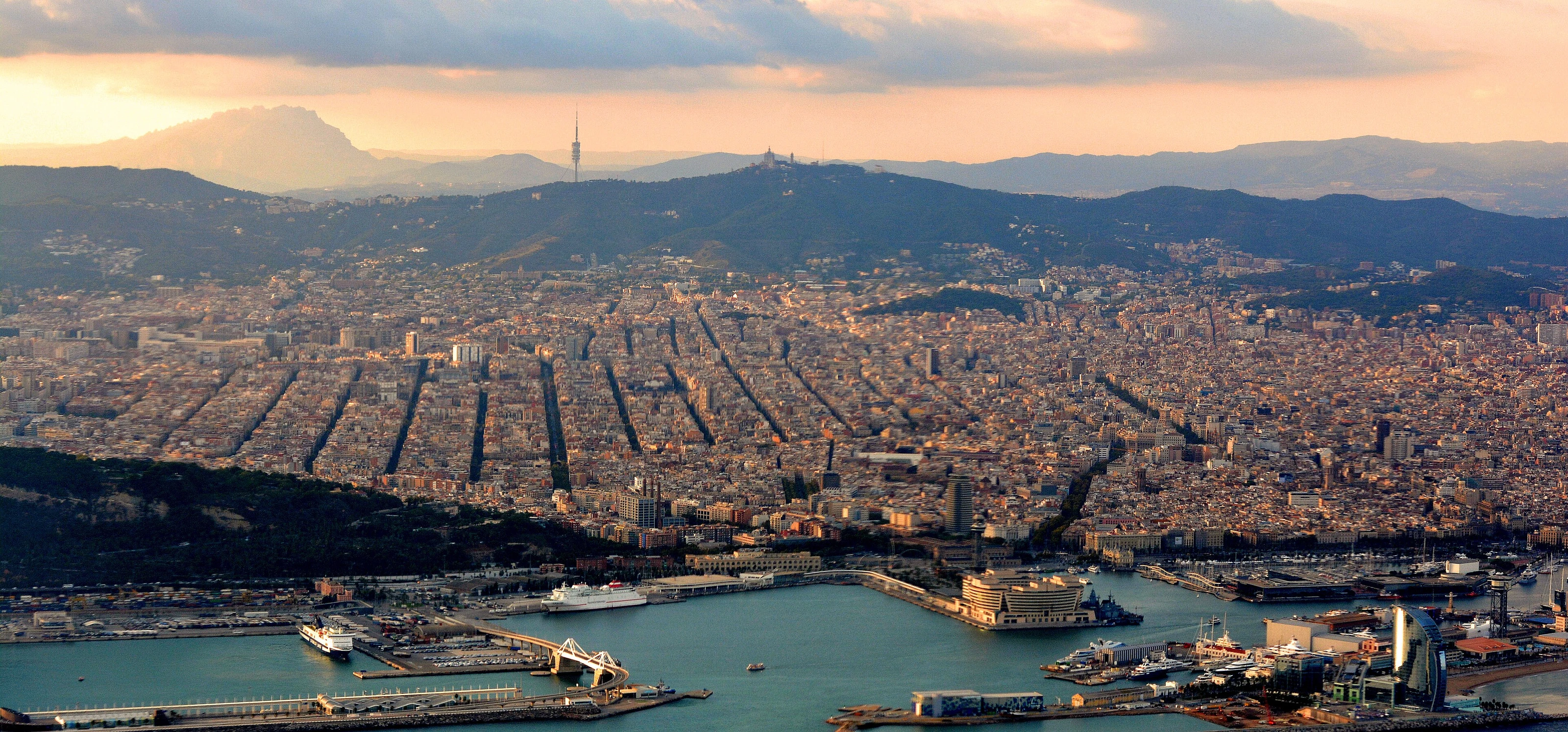 Vue de Barcelone au coucher du soleil