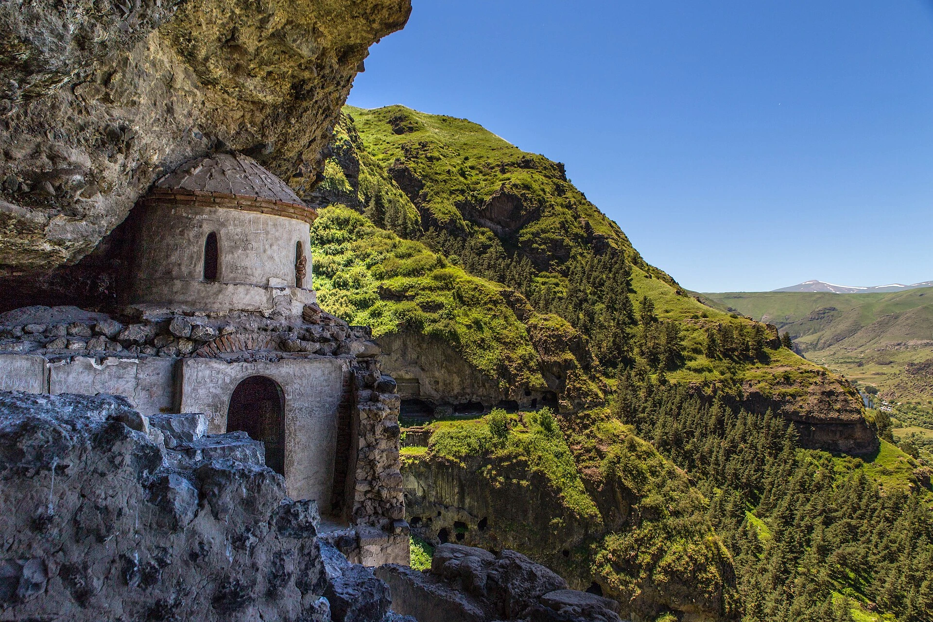 Vanis Kvabebi cave monastery