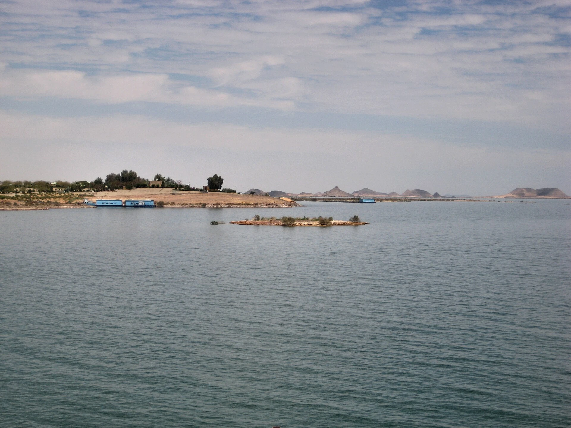 Orillas del lago Nasser vistas desde los alrededores de los templos de Abu Simbel