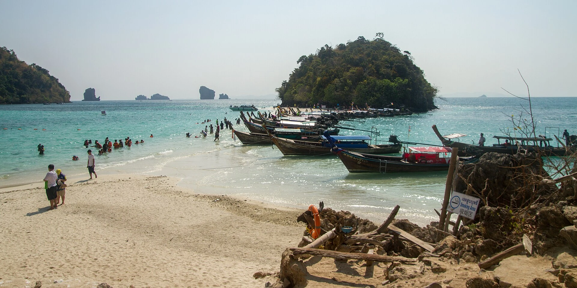 Boats and beach in the Thale Waek area