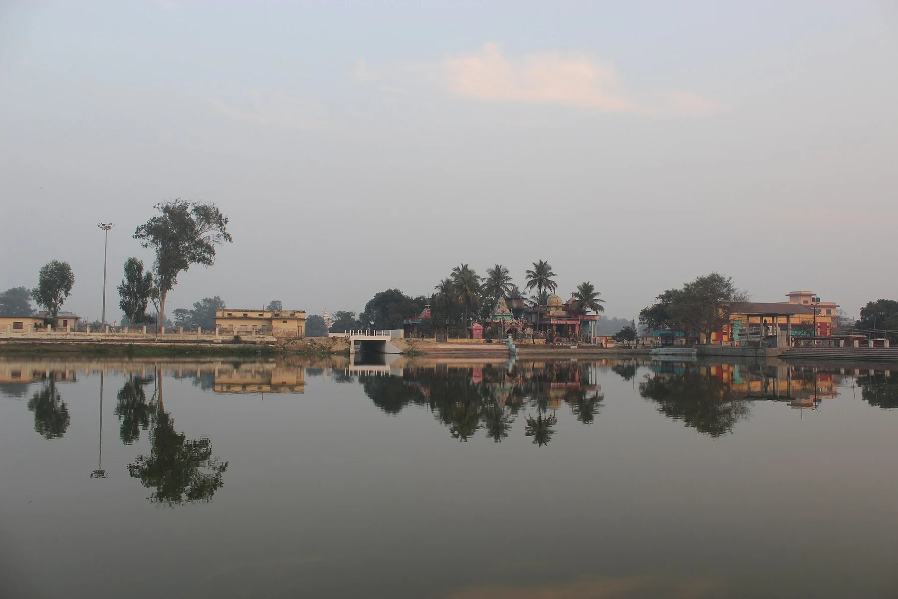 Estanque de Dhanush Sagar