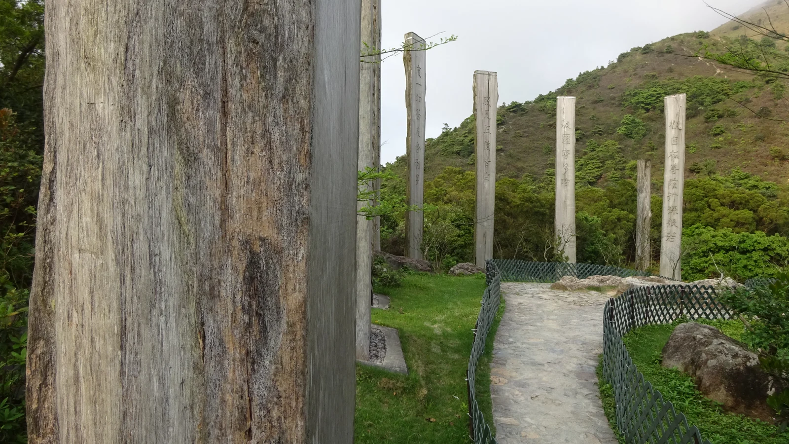 Estelas de madera del Sendero de la Sabiduría en Lantau