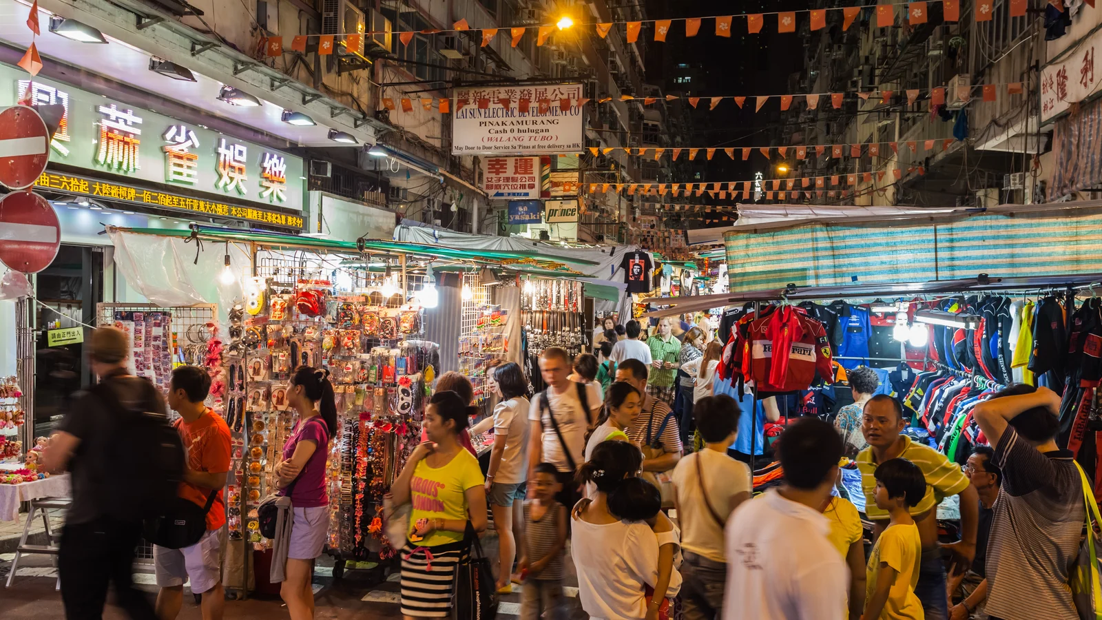 Puestos y visitantes del mercado nocturno de Temple Street