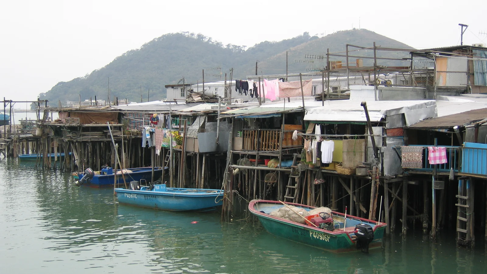 Casas sobre pilotes y barcas en Tai O