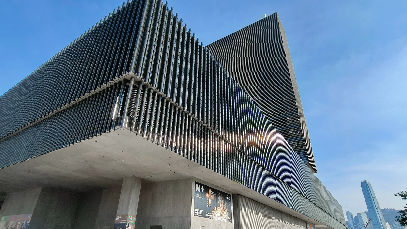 Fachada del museo M+ en West Kowloon