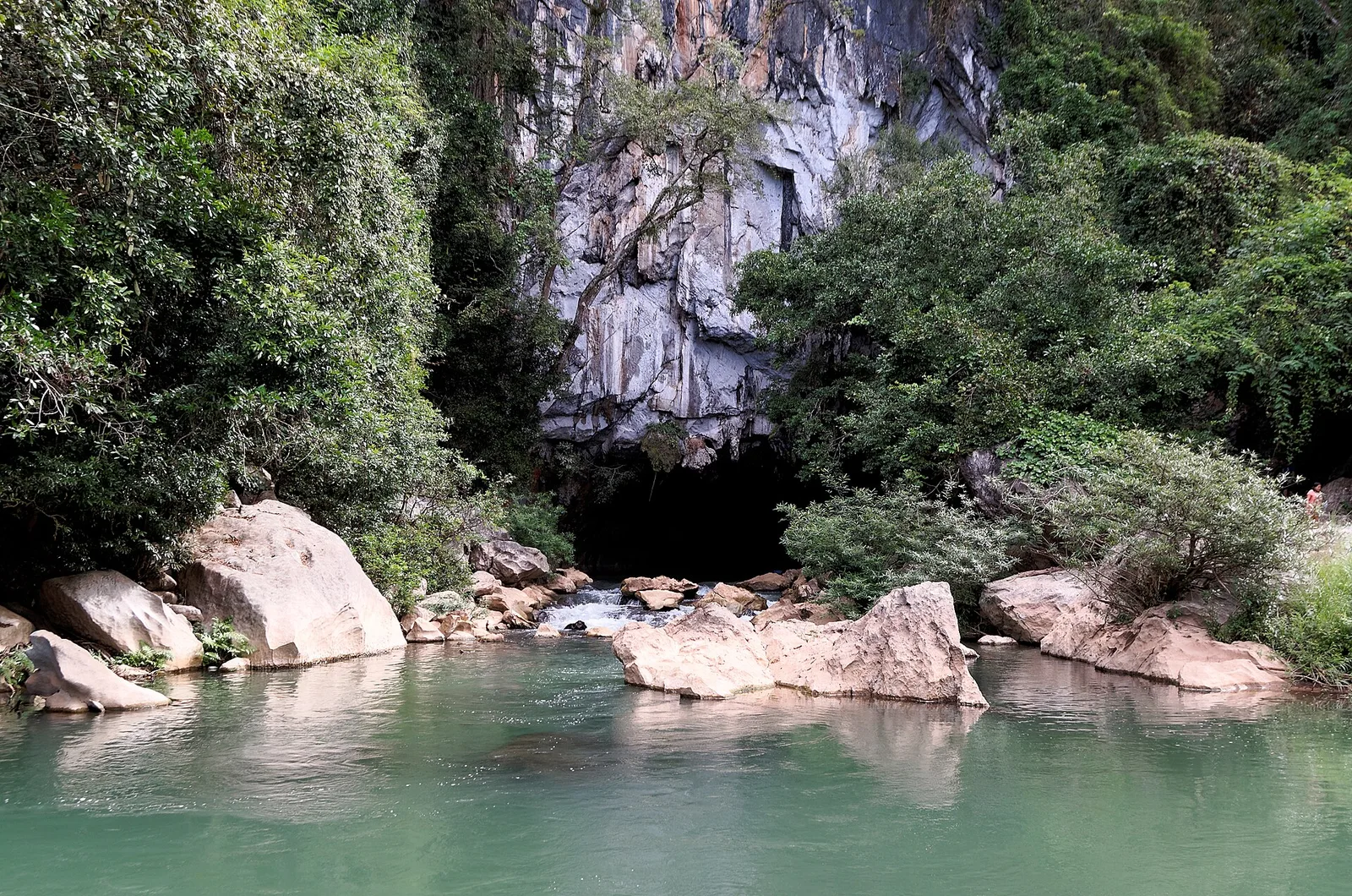 Rivière Hin Boun à l’entrée de la grotte de Kong Lor