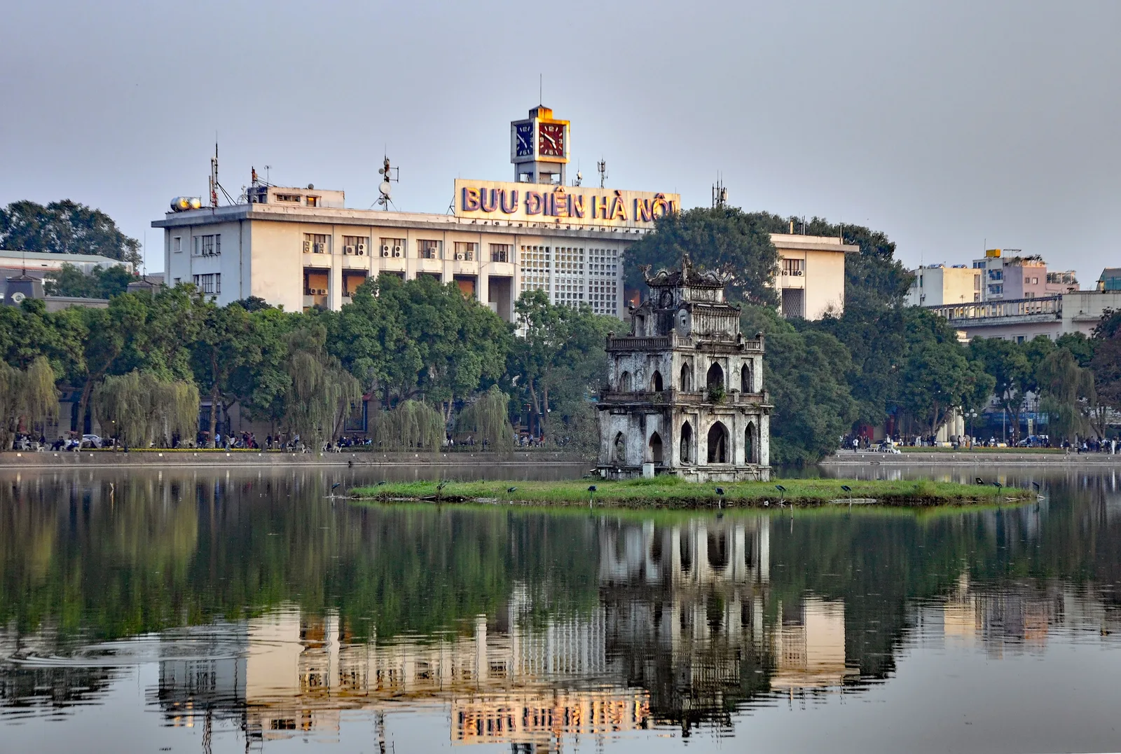 Tour de la Tortue au milieu du lac Hoàn Kiếm