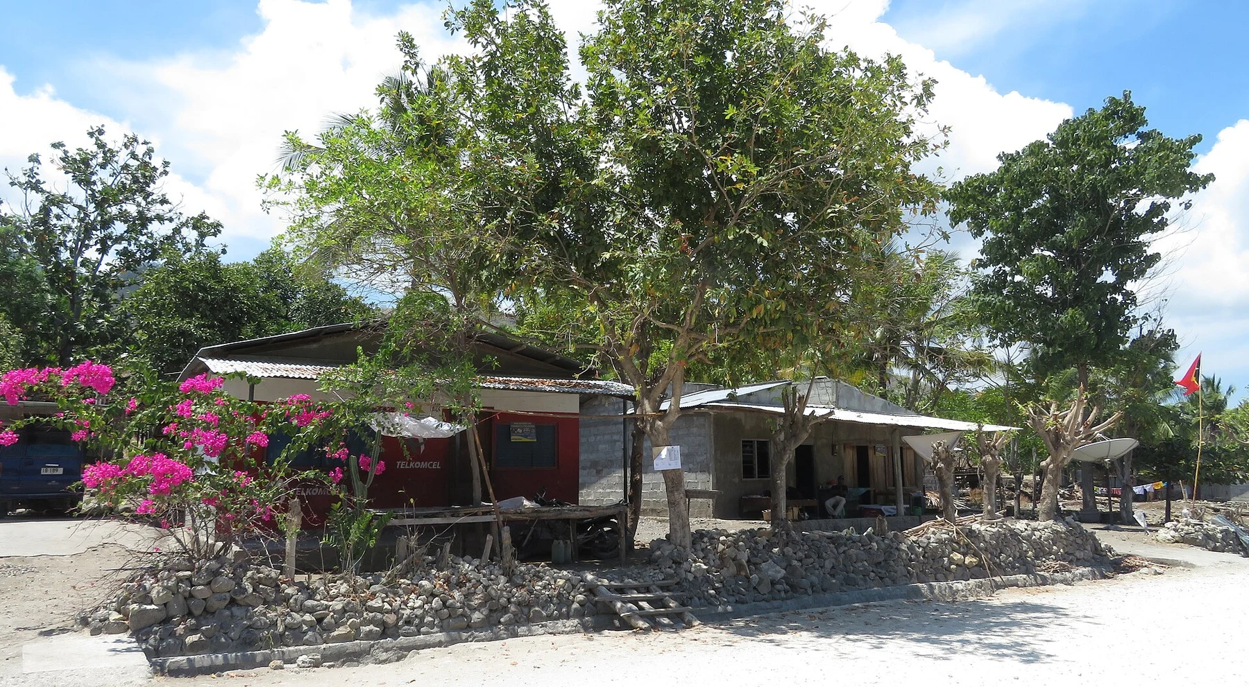 Comercios de la calle principal de Vila Maumeta, Ataúro