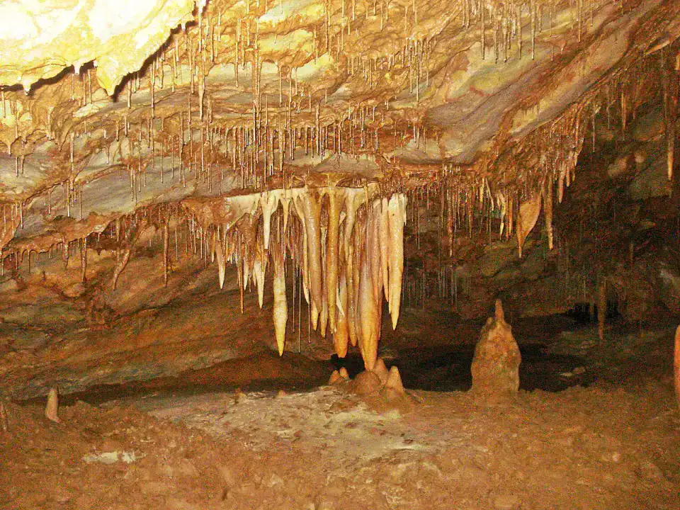 Intérieur de la grotte de Gadime