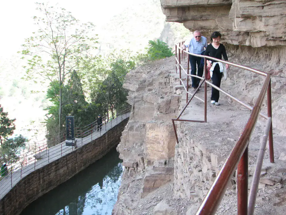 Canal Hongqi à la falaise de la Gueule du Tigre