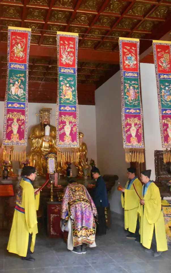Pavillon de l'Empereur de Jade — Guide et fleuve Jaune