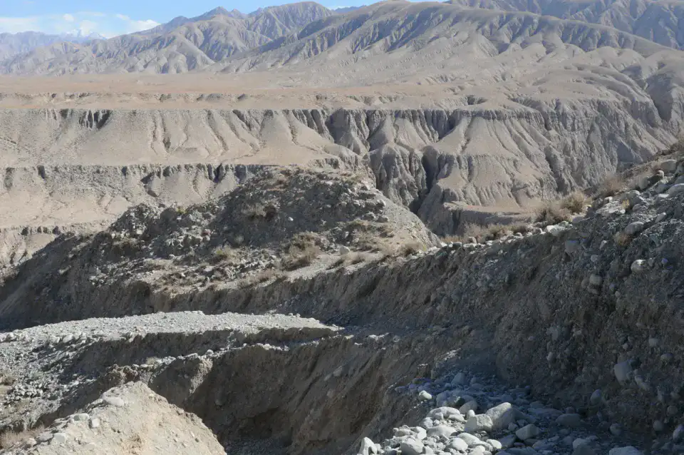 Contreforts arides au sud de l'oasis de Qiemo