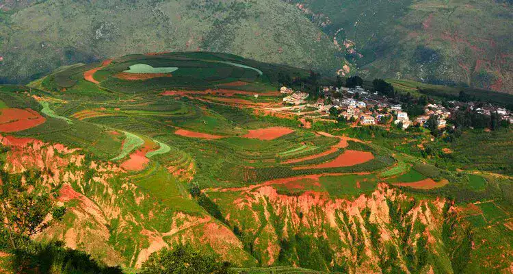 Vue de Luoxiagou dans les terres rouges de Dongchuan
