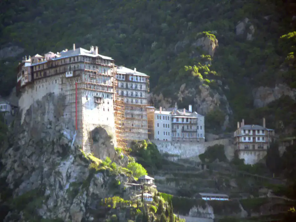 Monastère du mont Athos vu depuis la mer