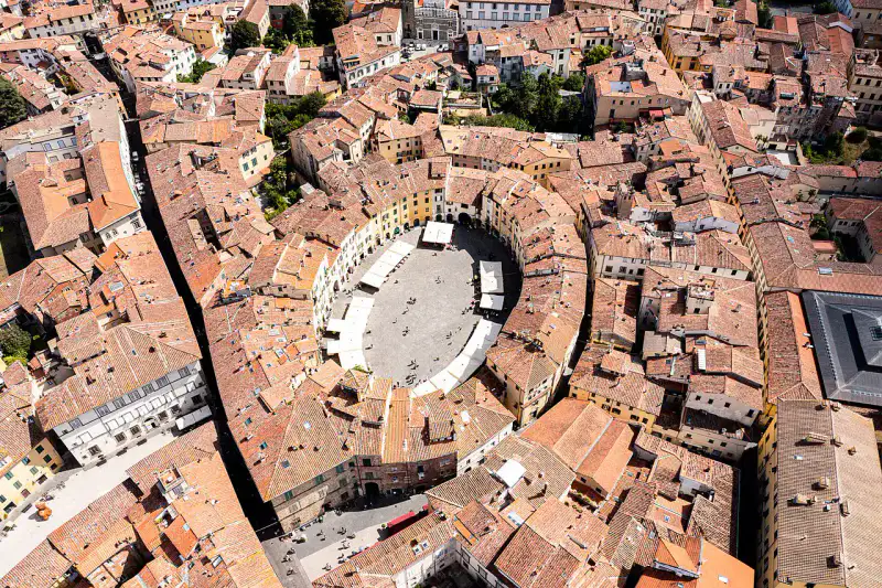 Piazza dell'Anfiteatro - Pise et Lucques