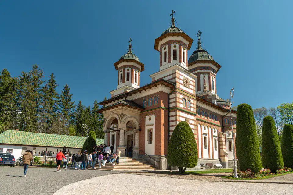 Monastère de Sinaia — Sinaia et monts Bucegi