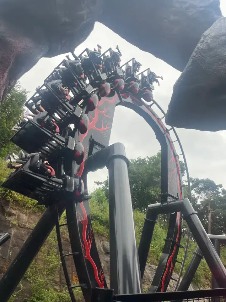 Un train de Nemesis Reborn à Alton Towers