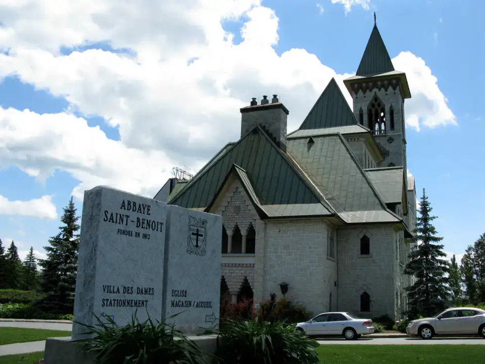 Abbaye de Saint-Benoît-du-Lac - Magog et lac Memphrémagog