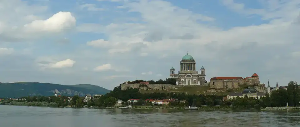 Basilique d'Esztergom depuis le Danube