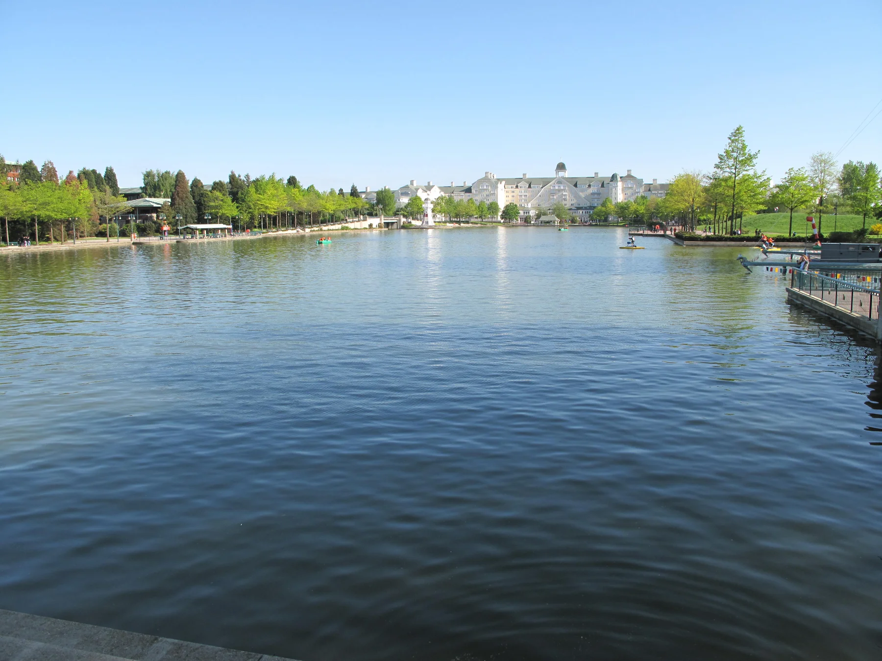 Lago Disney, paseo de Disney Village