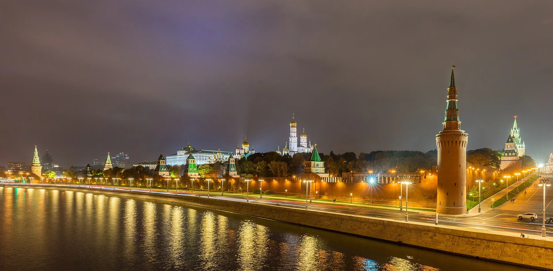Le Kremlin de Moscou vu de nuit depuis la Moskova.