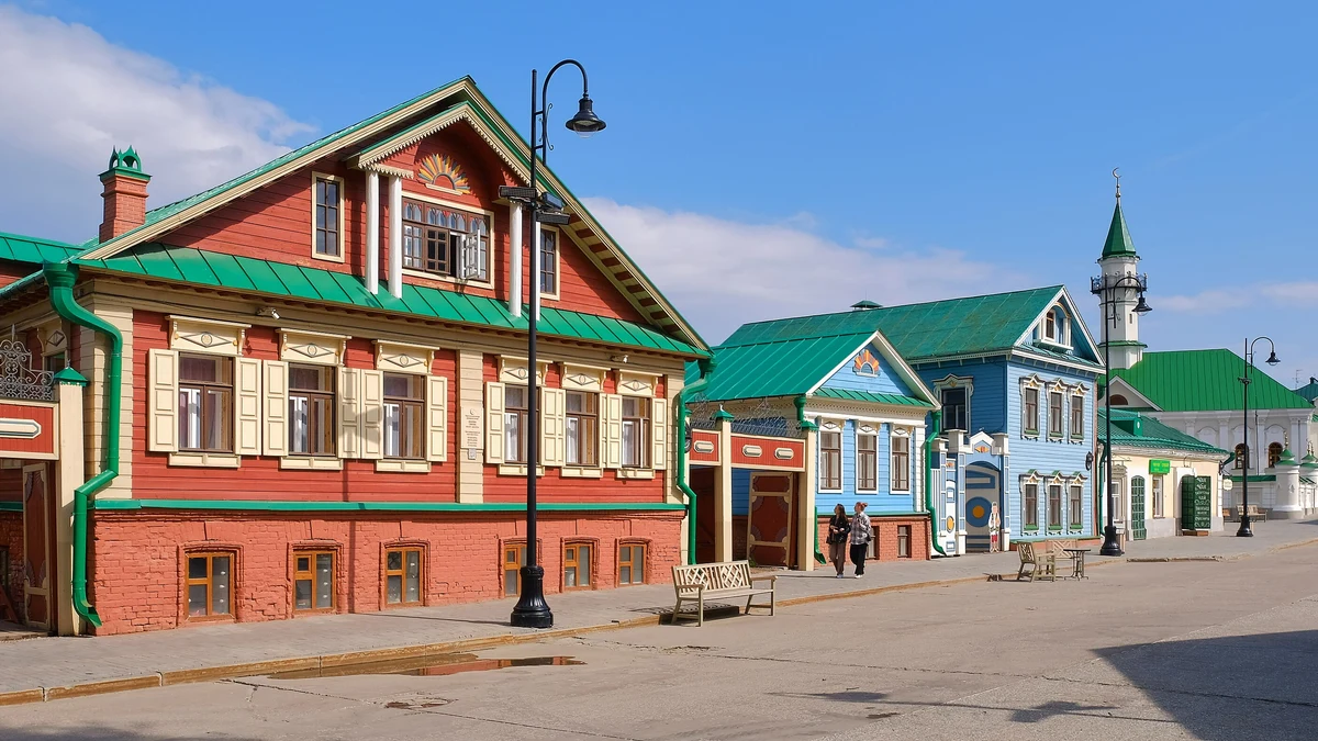 Maisons et mosquée le long de la rue Kaïoum Nasyri, dans le Vieux quartier tatar, en avril 2025.