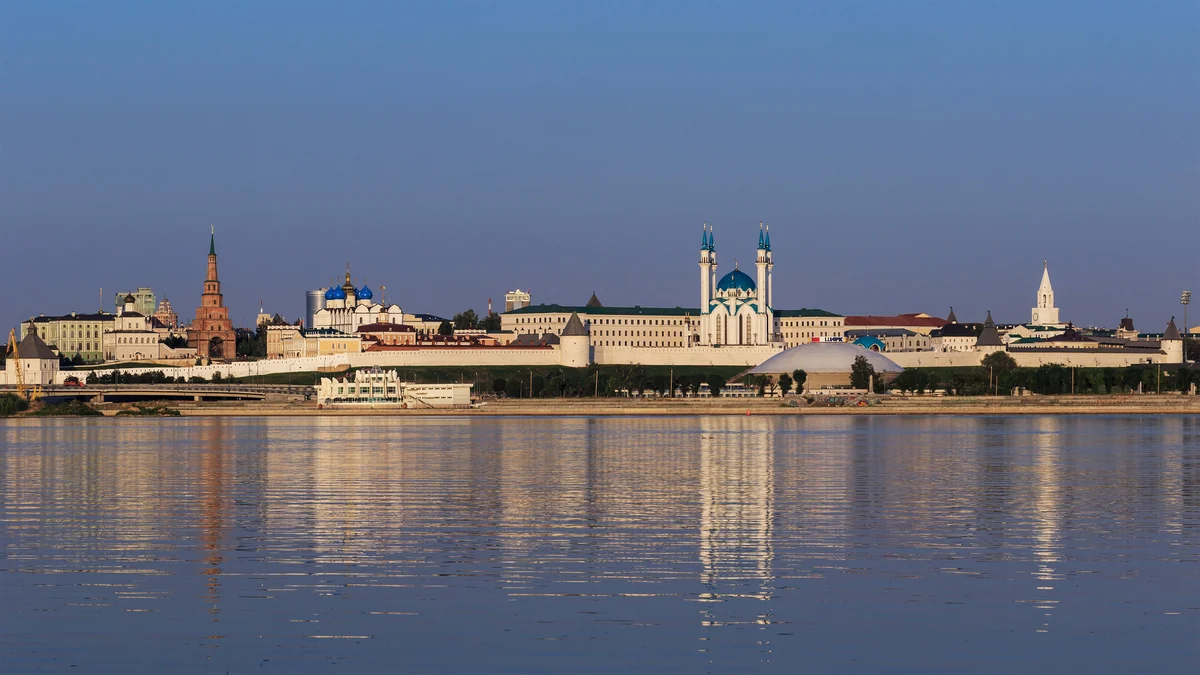 Le Kremlin de Kazan vu depuis l’autre rive en août 2016, avec ses remparts et la mosquée Koul-Charif.